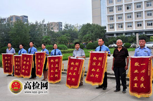 一面锦旗里的扶贫情丨村民感恩第一书记帮扶赠锦旗