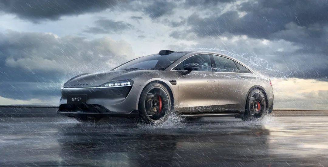 300亿美元AI基建基金要来了；阿里战投原负责人胡晓加入晨壹基金