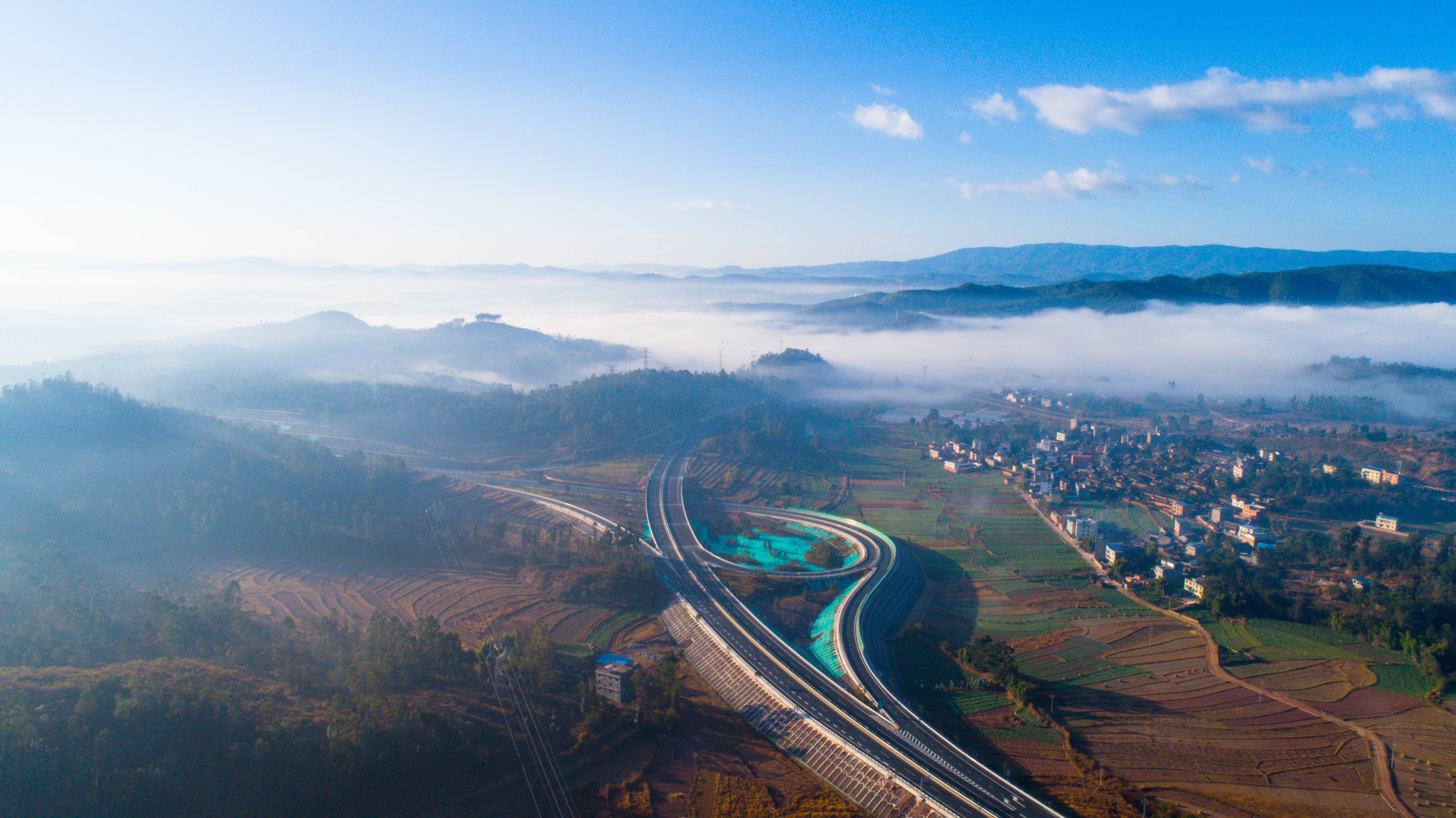 云南：玉楚高速公路建成通车 “滇中绿海明珠”绽放异彩