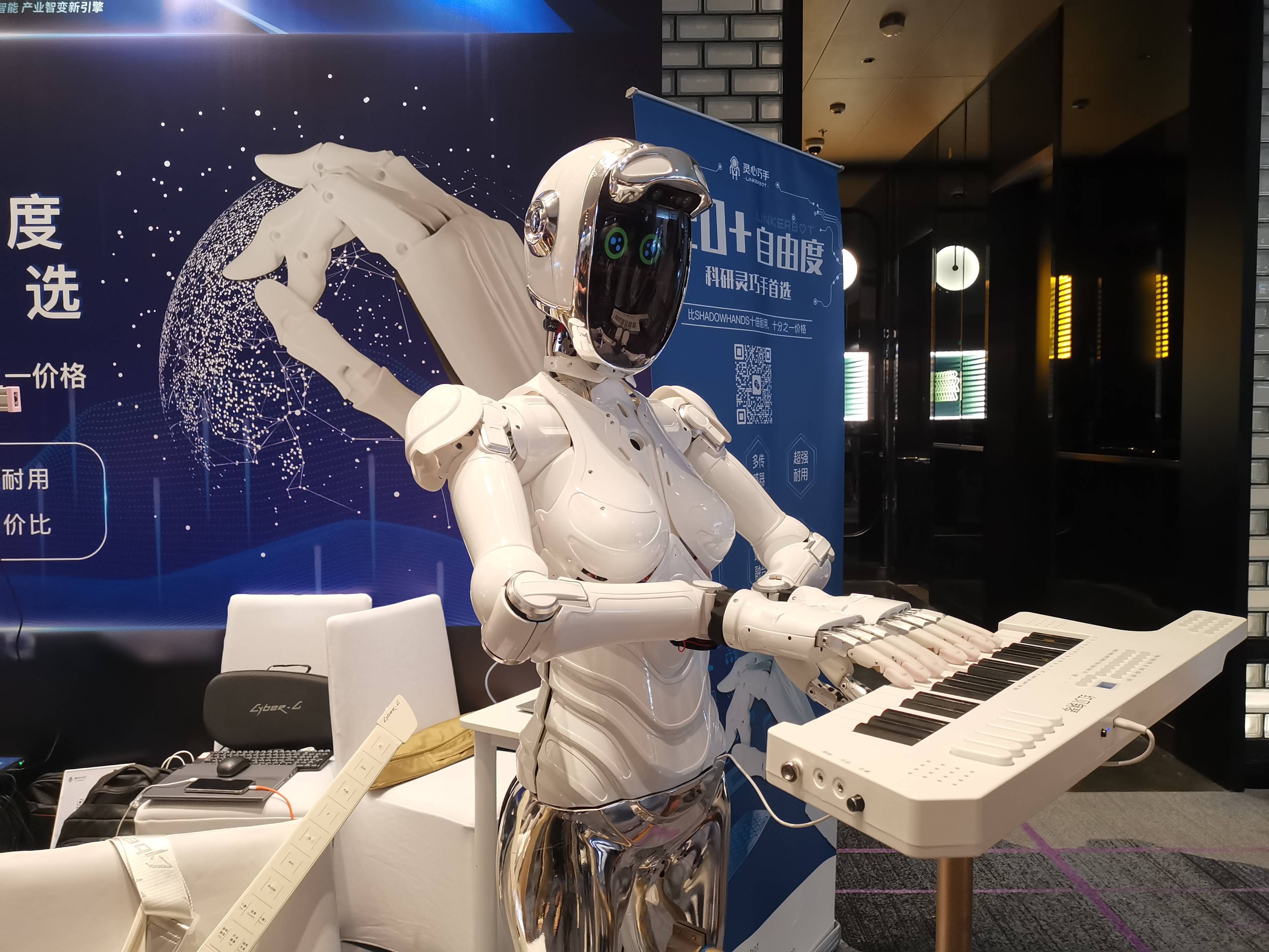 投资人争抢机器人灵巧手赛道|从投促大会看上海未来产业链布局⑤